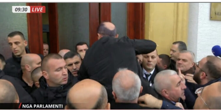 Pritë në derën e Parlamentit, Dash Sula tenton të kalojë sipër Gardës: Mos u ngopshi