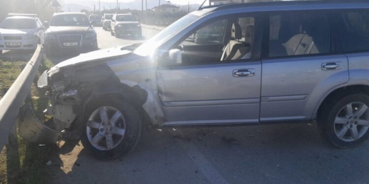 Aksident në aksin Dimal-Kuçovë, plagosen dy shoferët dhe pasagjeri