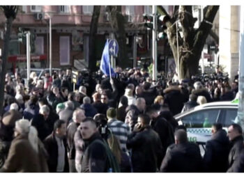 Lufta për vulën! Bllokohet rruga, Berisha me demokratët në derën e gjykatës