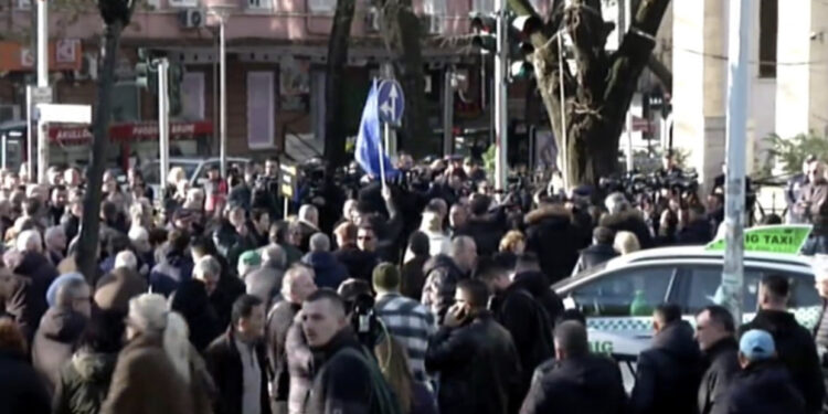 Lufta për vulën! Bllokohet rruga, Berisha me demokratët në derën e gjykatës