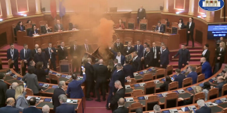 Tym e flakadanë! Opozita “përmbys” Parlamentin, përjashtohet Noka