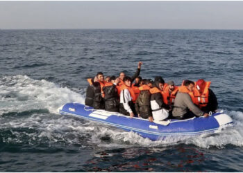 Daily Mail: Mbi 29 mijë emigrantë me gomone në Angli, ja si renditen shqiptarët