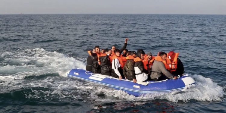 Daily Mail: Mbi 29 mijë emigrantë me gomone në Angli, ja si renditen shqiptarët