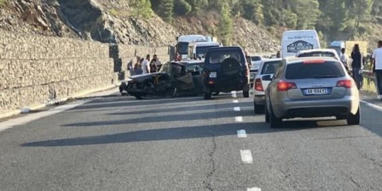 Aksident i rëndë në Rrugën e Kombit, përplasen 6 makina, 2 të lënduar