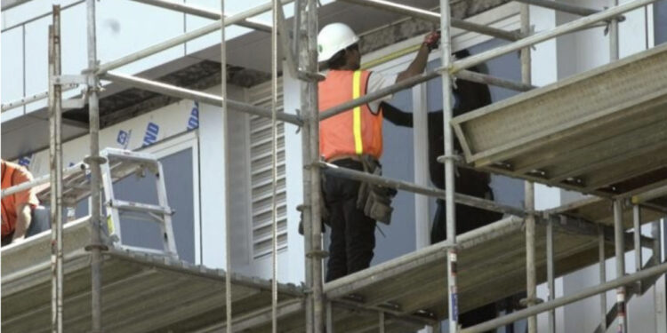 E rëndë në Tiranë, bie nga kati i nëntë i ndërtesës, humb jetën punëtori tek kompleksi Samir Manes