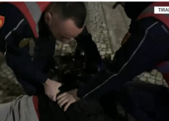 VIDEO/ Terrorizuan me pistoletë lodër dhe vodhën dy persona në Tiranë, arrestohet adoleshenti