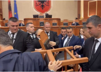 “Në kokë e ke”! Noka u hedh karriget gardistëve-LIVE