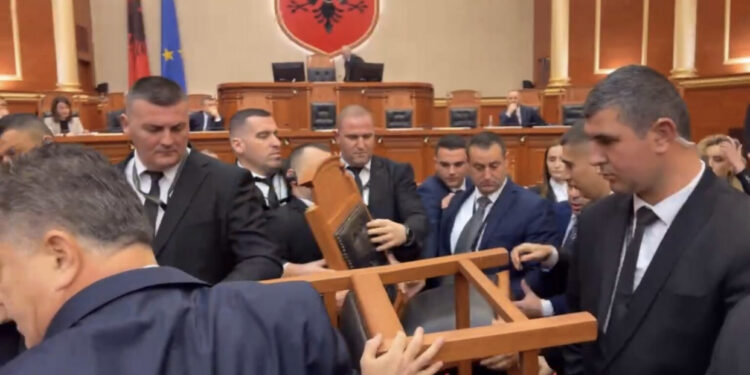 “Në kokë e ke”! Noka u hedh karriget gardistëve-LIVE