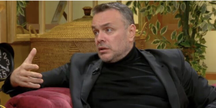 Gazetarët shqiptarë pjesë e aplikacionit ‘Sky’”, Karamuço: Më ka qëlluar të jem në…