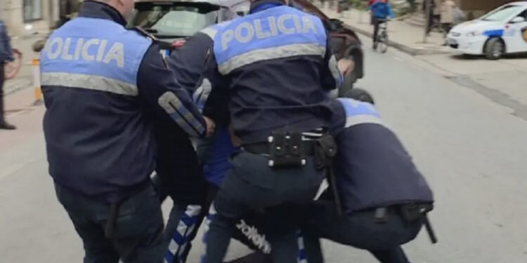 E rëndë në Fier/ Rrëmbehet dhe tentohet të përdhunohet një vajzë