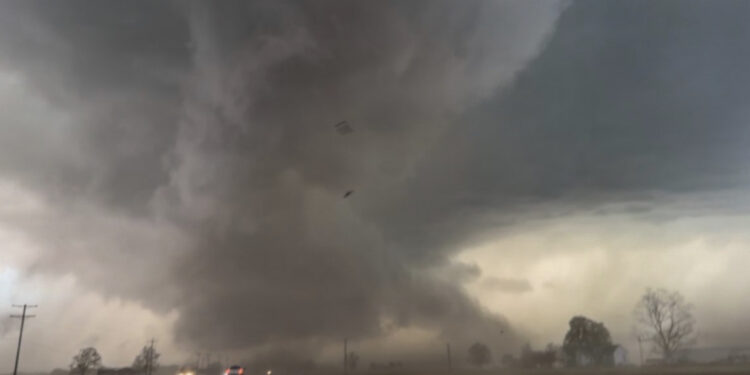 Ngjarja e pazakontë / Tornadoja merr me vete foshnjën 1-vjeçar, i vogli shpëton mrekullisht nga një pemë e rënë