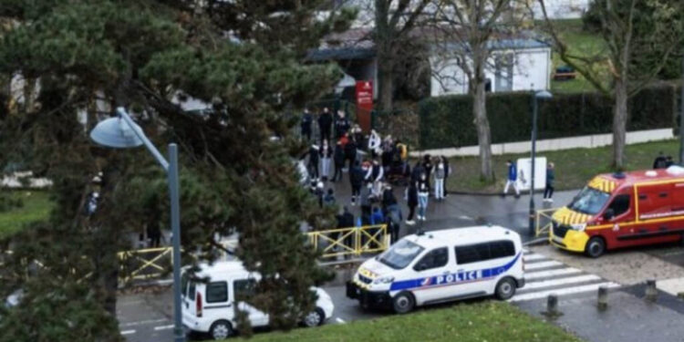 Panik në një shkollë në Francë/ 12 vjeçarja kërcënon me thikë mësuesen