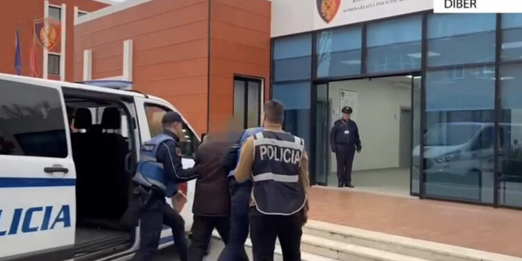 EMRI/ Tentoi të trafikonte kokainë, kapet 59-vjeçari në kufi, çfarë iu gjet në banesë