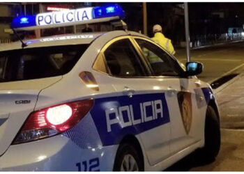 Tentuan të vjedhin me armë banesën, autorët me “Audi” qëlluan drejt policisë dhe larguan drejt…