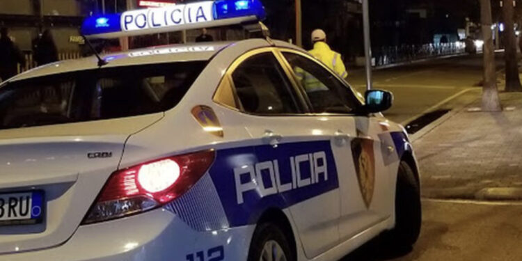 Tentuan të vjedhin me armë banesën, autorët me “Audi” qëlluan drejt policisë dhe larguan drejt…