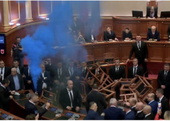 LIVE-Futet Rama, deputetët e presin me karrige dhe tymuese, përjashtohet Dogjani