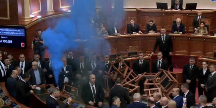 LIVE-Futet Rama, deputetët e presin me karrige dhe tymuese, përjashtohet Dogjani