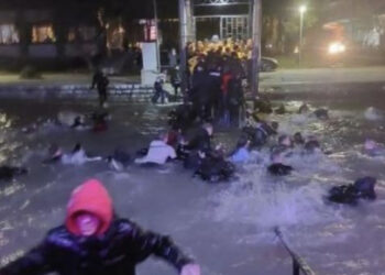 VIDEO/Fundoset lokali i ndërtuar mbi ujë në Beograd, ekipet e emergjencës ndërhyjnë për të shpëtuar qytetarët