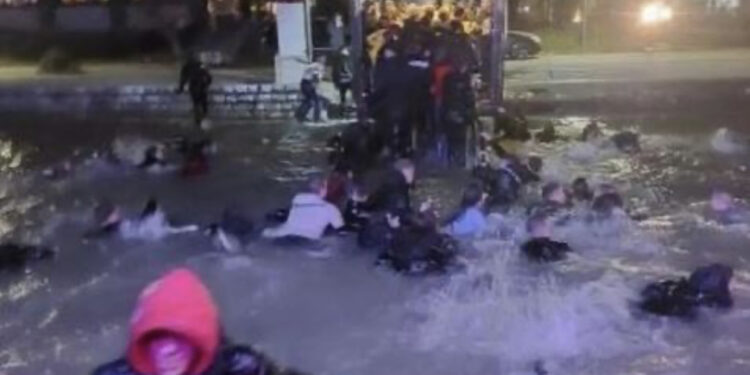 VIDEO/Fundoset lokali i ndërtuar mbi ujë në Beograd, ekipet e emergjencës ndërhyjnë për të shpëtuar qytetarët