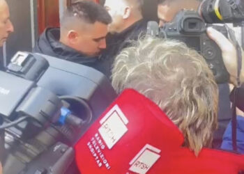 VIDEO/ PS e përjashtoi, deputeti i PD-së tenton të futet brenda si “gazetar”