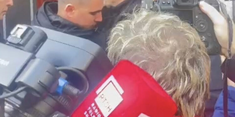 VIDEO/ PS e përjashtoi, deputeti i PD-së tenton të futet brenda si “gazetar”