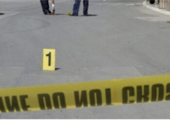 Gruaja shtatzënë përplaset nga makina, humb binjakët, vetë në rrezik për jetën