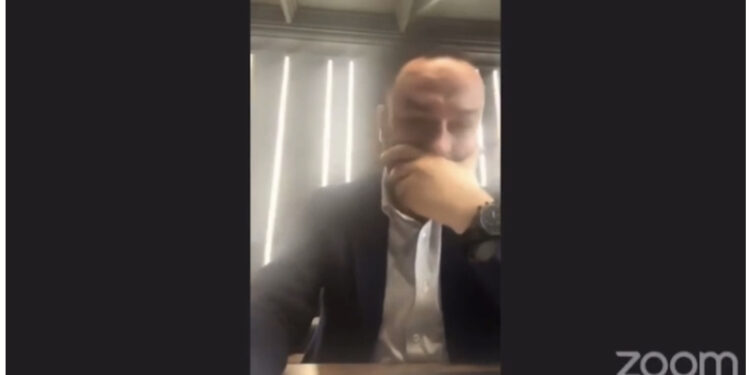 VIDEO/ Deputeti Jurgis Çyrbja duhet të mbrojë ligjin, por ia plas të qeshurës në mes të mbledhjes