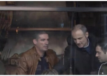 Deputetë dhe militantë të PD-së poshtë shtëpisë së Berishës