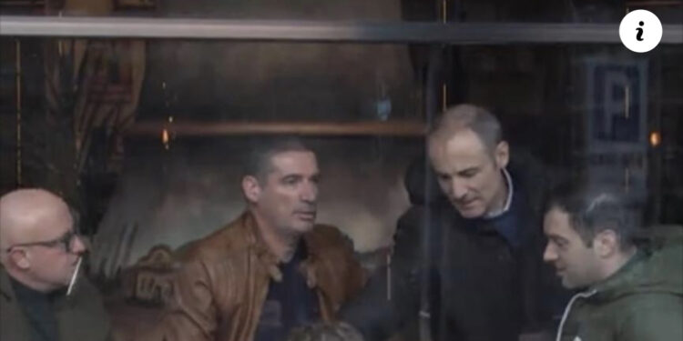 Deputetë dhe militantë të PD-së poshtë shtëpisë së Berishës