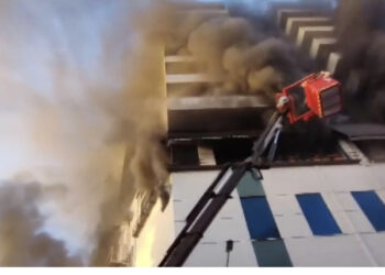 Dyshohet se ka ende njerëz brenda! Lutje dhe shpresë në Lushnjë!