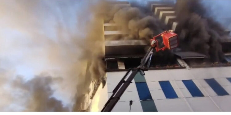 Dyshohet se ka ende njerëz brenda! Lutje dhe shpresë në Lushnjë!