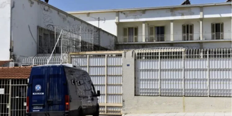 Sherr në burgun grek, 28-vjeçari plagos me thikë në qafë e gjoks shqiptarin