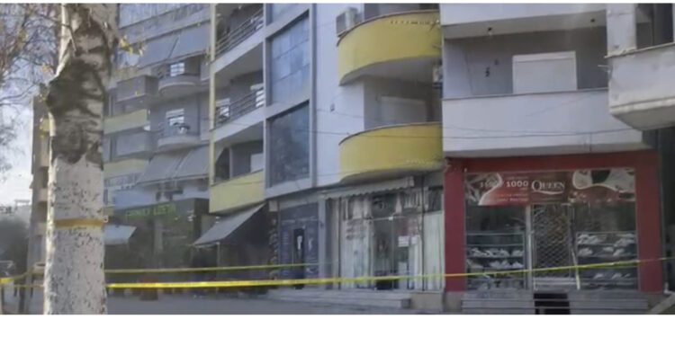 VIDEO/ Mëngjes tragjik! Ky është vendi ku ra nga kati i tetë 18-vjeçari në Korçë