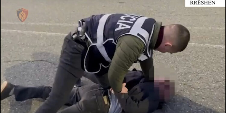 Dyshohet se do kryenin një krim, arrestohen dy vëllezërit në Rrëshen