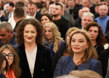 FOTO/ Argita Berisha shfaqen në festën e 33-vjetorit të PD