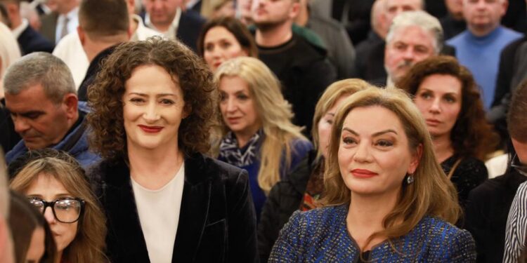 FOTO/ Argita Berisha shfaqen në festën e 33-vjetorit të PD