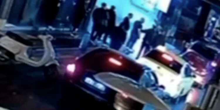 PAMJE TË RËNDA/ Momenti kur “gangsteri” gëllon gjakftohtësisht me plumb në kokë vëllezërit në Greqi