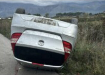 Aksident në aksin Sarandë-Delvinë, makina kthehet përmbys, plagoset i riu