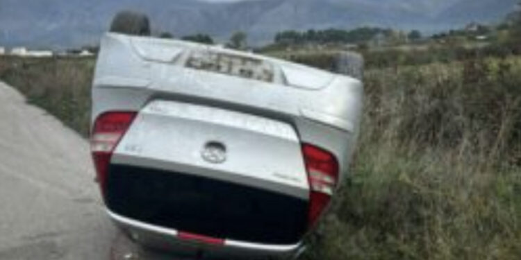 Aksident në aksin Sarandë-Delvinë, makina kthehet përmbys, plagoset i riu