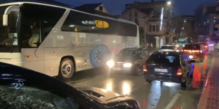 Aksident zinxhir në Pogradec, autobusi përplaset me dy makina