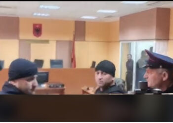 Sokol Mjacaj në sallën e gjyqit, i rrethuar nga efektivë policie