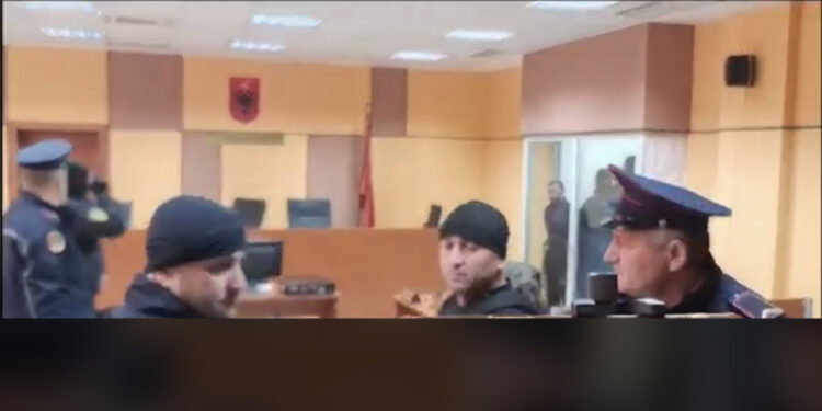 Sokol Mjacaj në sallën e gjyqit, i rrethuar nga efektivë policie