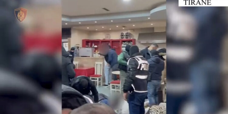 VIDEO-“Duart lart”! Policia “përmbys” lokalin në Tiranë, arrestohen shitësit e kanabisit