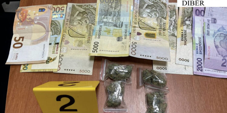 EMRAT/ U kap me kanabis në makinë, arrestohet 23-vjeçari, e pësojnë dhe 3 shokët e tij