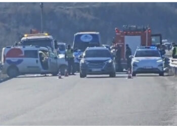 Njëri nga automjetet ra në greminë, policia reagon për aksidentin tek rruga e arbërit: Dy të vdekur