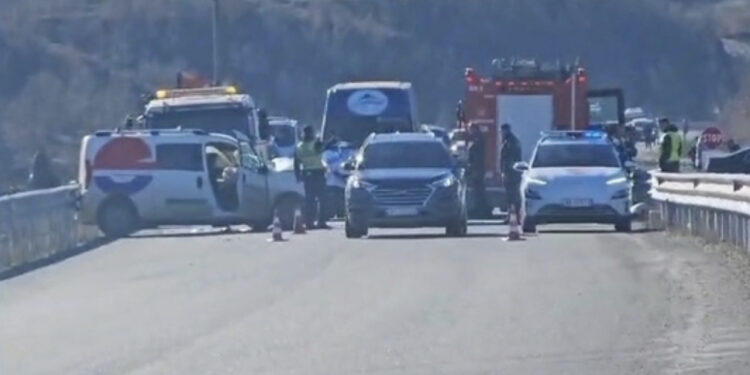 Njëri nga automjetet ra në greminë, policia reagon për aksidentin tek rruga e arbërit: Dy të vdekur