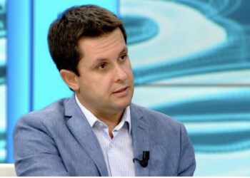 Fruthi shumë pranë, mjeku Alimehmeti thirrje prindërve: Vaksinoni fëmijët