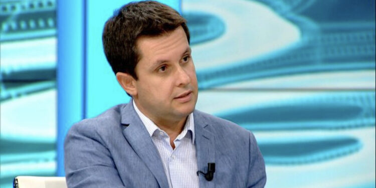 Fruthi shumë pranë, mjeku Alimehmeti thirrje prindërve: Vaksinoni fëmijët