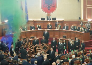 Parlamenti miraton buxhetin mes kaosit, mbyllet seanca