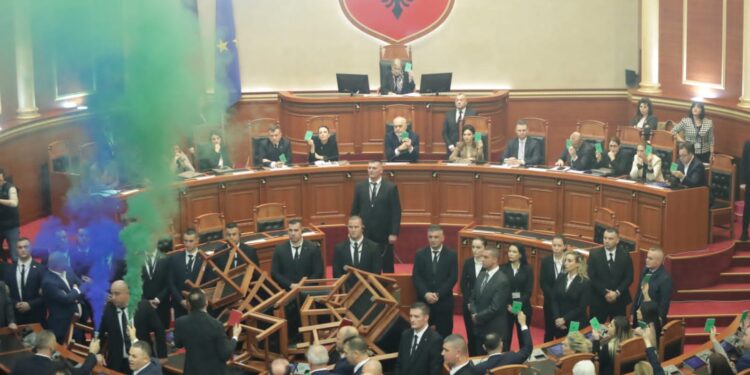 Parlamenti miraton buxhetin mes kaosit, mbyllet seanca